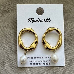 NWOT Madewell Cultured Freshwater Pearl Front-Facing Hoop Earrings Gold